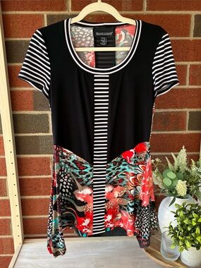 Frank Lyman Short Sleeve
Asymmetrical Floral Abstract‎ Top Sz
6 Flattering Bold